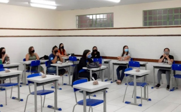 Curso de Libras contempla funcionários e familiares de alunos da Escola Polo de Surdos
