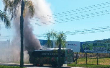 Bombeiros se deslocam para conter incêndio em ônibus na Avenida Centenário  