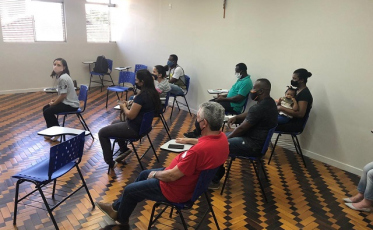 Haitianos e Venezuelanos criam projeto de economia solidária para serviços gerais e jardinagem