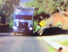 Imprudência de caminhoneiro quase causa tragédia (VÍDEO)