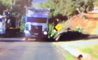 Imprudência de caminhoneiro quase causa tragédia (VÍDEO)