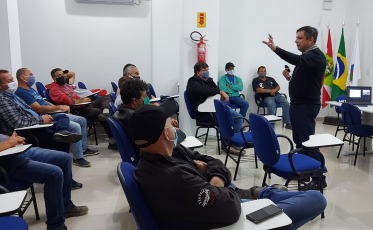 Maio Amarelo: Motoristas recebem orientações sobre direção defensiva