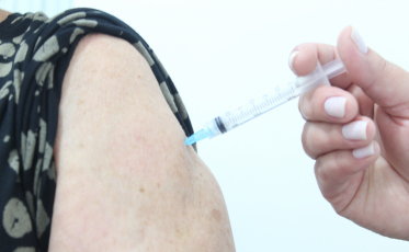 Pessoas com 58 e 59 anos começam a receber vacina nesta terça-feira em Içara