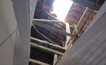 Trabalhador cai de telhado e fica preso em forro de escola 