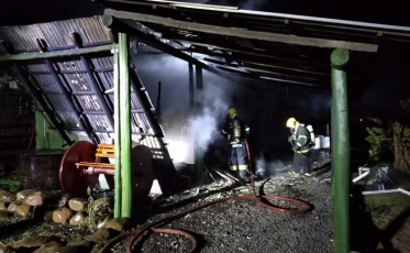 Casa fica totalmente destruída após incêndio