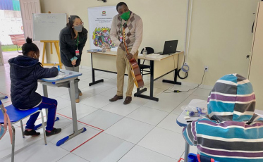 Estrangeiros da rede municipal de Criciúma recebem aula de Língua Portuguesa