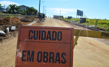 Moradores de mais uma rua de Mina Fluorita são beneficiados com pavimentação