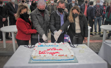 Nova Veneza celebra 130 anos com entrega de rua e corte de bolo