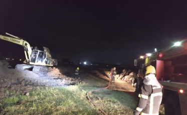 Trabalhador pula de máquina que pegou fogo após explosão