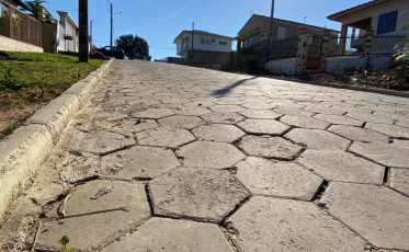 Pavimentação, centro comunitário e escadaria são entregues à população em Criciúma