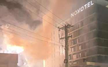 Torcedores do Criciúma promovem foguetório na porta do hotel em que está a delegação do Fluminense