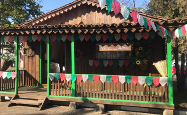 Casa da Nona recebe decoração em alusão aos 130 anos de Imigração Italiana