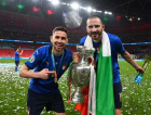 Jorginho traz lição com sua história ao levantar a taça da seleção italiana 