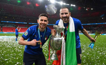 Jorginho traz lição com sua história ao levantar a taça da seleção italiana 