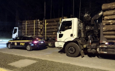 PRF flagra 25 toneladas de excesso em dois caminhões na BR 101 em Araranguá