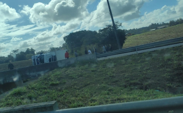 Caminhão tomba na Via Rápida