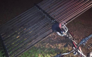 Homem é flagrado tentando transportar, de bicicleta, portão furtado em igreja