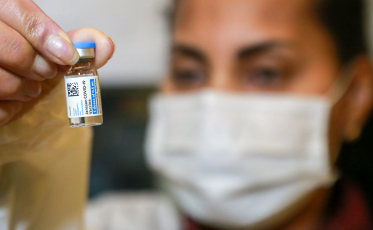 Içara recebe 600 doses para vacinar 2,8 mil pessoas entre 37 e 38 anos (VÍDEO)