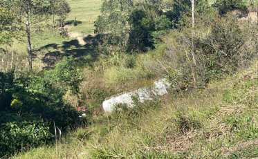  Caminhoneiro perde o controle da direção e sai da pista em Jaguaruna