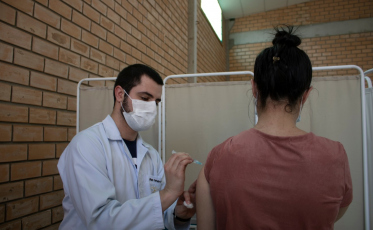 Içara vacina pessoas com 18 anos nesta quinta e sexta-feira