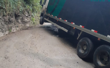 Caminhão interdita Serra do Corvo Branco