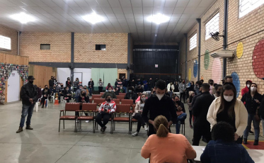 Içara vacina 700 pessoas em um dia no mesmo local