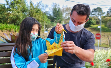 Alunos produzem origamis junto às famílias