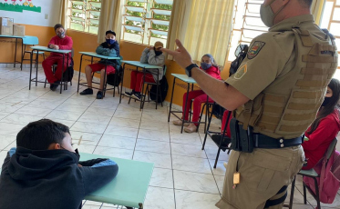 Projeto Além dos Muros é desenvolvido na escola Maria Barcelos Puziski