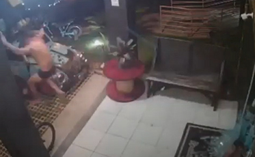 Dono de barbearia põe ladrão pra correr em Criciúma (VÍDEO)