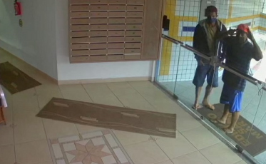 Homens tentam invadir prédio na avenida mais movimentada de Criciúma (VÍDEO)