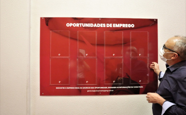 Apoiando a comunidade, Criciúma Shopping instala quadro de vagas de emprego