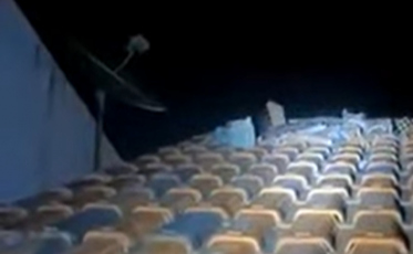 “Pelo amor de Deus, socorro, eu estou afundando”, grita ladrão preso em telhado (VÍDEO)