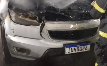 Carro pega fogo em pedágio e assusta motoristas 