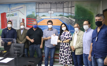 Geovania de Sá entrega recursos para entidades de Criciúma