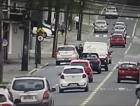 Motorista atropela criança na faixa de pedestres e foge (VÍDEO)