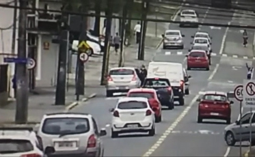 Motorista atropela criança na faixa de pedestres e foge (VÍDEO)