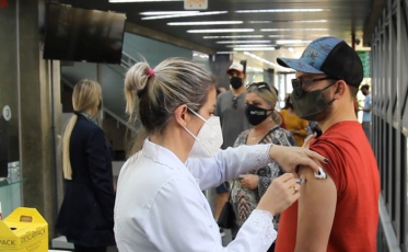 Covid-19: Aplicação da primeira dose atinge 91% da população vacinável de Criciúma