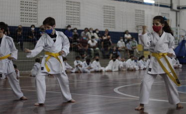 Atletas de karatê de Criciúma passam por exame para troca de faixa