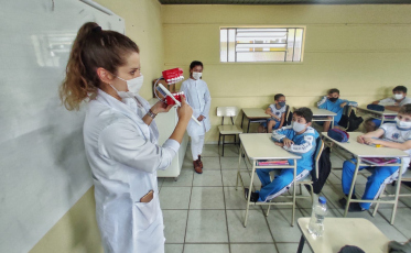 Prefeitura entrega kits de saúde bucal para alunos de Nova Veneza