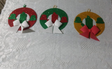 Homem reaproveita garrafas pet para confeccionar decoração de Natal