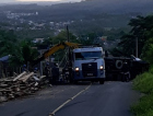 Após morte de motorista rua é fechada para a retirada do caminhão em Criciúma