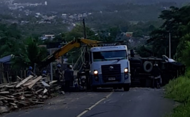 Após morte de motorista rua é fechada para a retirada do caminhão em Criciúma