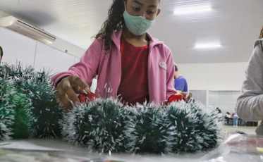 Crianças do CRAS produzem guirlandas de Natal