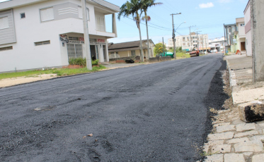 Mais uma rua do Centro ganha asfalto em Morro da Fumaça
