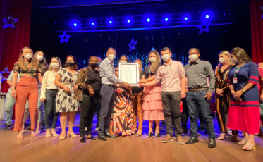 Teatro Elias Angeloni tem noite de homenagens aos servidores da saúde