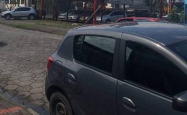 Professora é assaltada e ameaçada com faca no pescoço