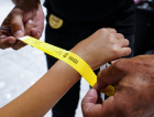 Polícia inicia distribuição de pulseiras de identificação para crianças 