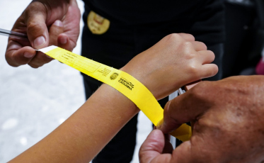 Polícia inicia distribuição de pulseiras de identificação para crianças 