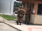Polícia executa operação em condomínio em Criciúma (VÍDEO)