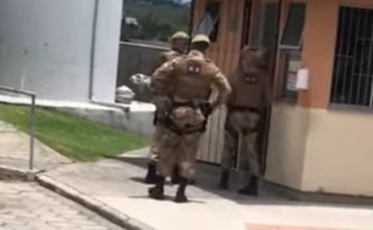 Polícia executa operação em condomínio em Criciúma (VÍDEO)